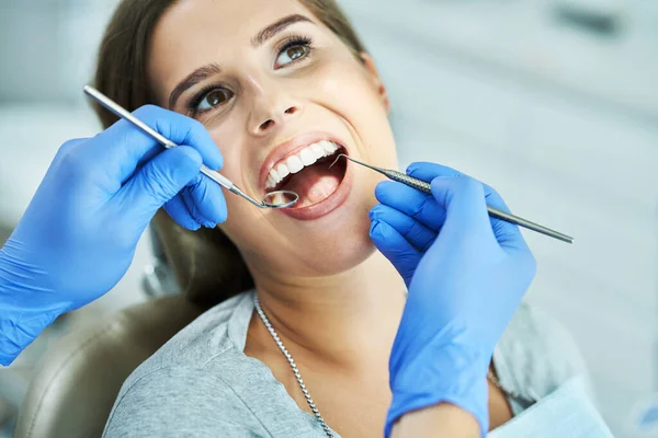 Dentista y mujer en el consultorio del dentista — Foto de Stock