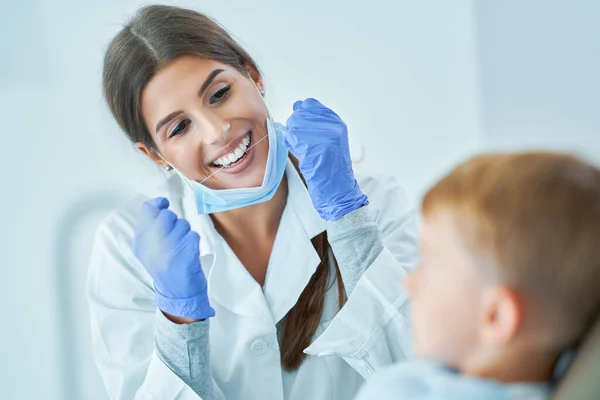 Kleine Junge und Zahnärztin in der Zahnarztpraxis — Stockfoto
