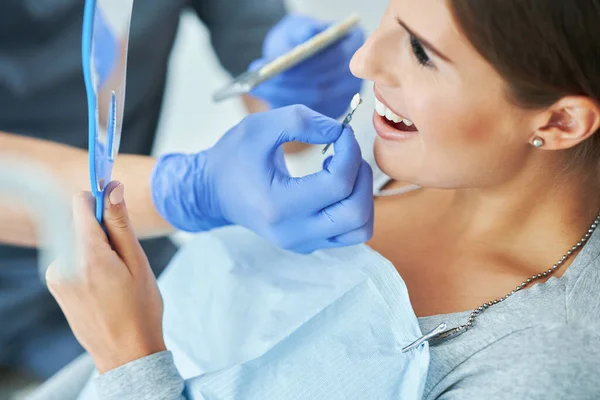 Homem dentista e mulher no consultório odontológico — Fotografia de Stock
