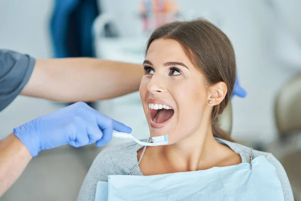 Male dentist and woman in dentist office — Stock Photo, Image