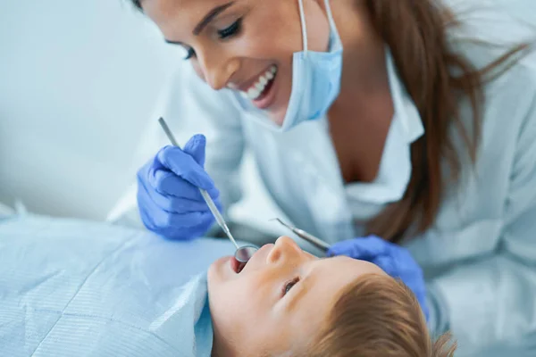 Petit garçon et femme dentiste dans le bureau des dentistes — Photo