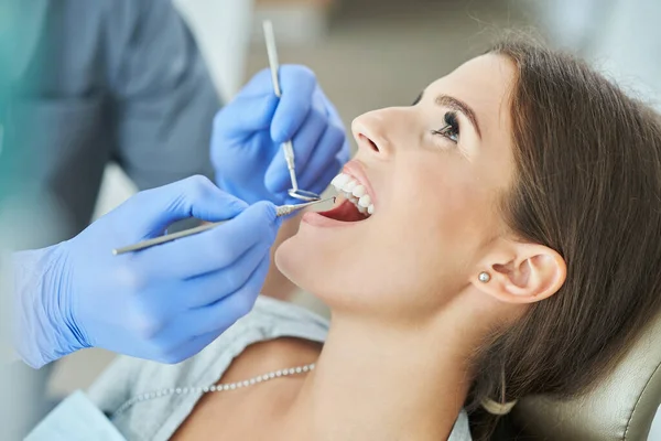 Male dentist and woman in dentist office — Stock Photo, Image