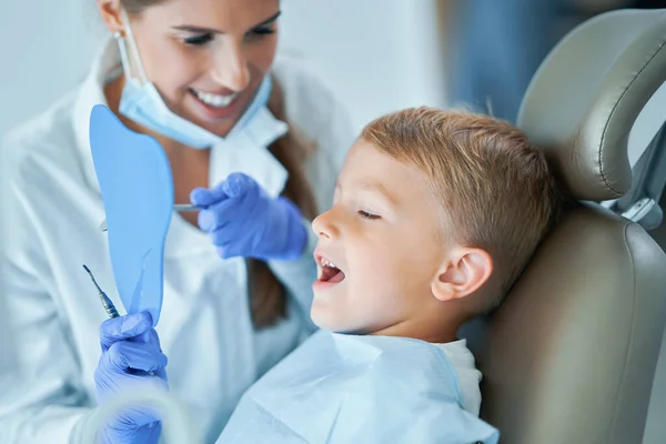 Mały chłopiec i kobieta dentysta w gabinecie dentystycznym — Zdjęcie stockowe