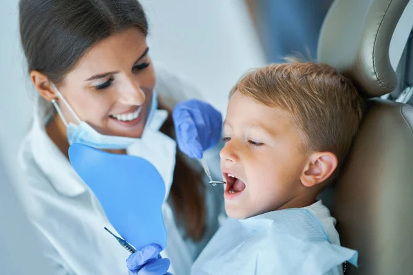 Petit garçon et femme dentiste dans le bureau des dentistes — Photo