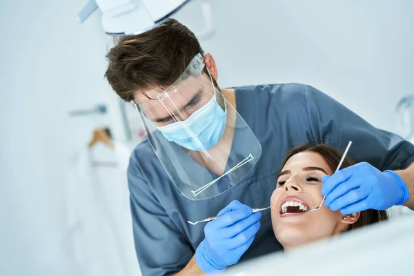 Male dentist and woman in dentist office — Stock Photo, Image