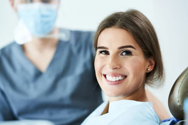 Homem dentista e mulher no consultório odontológico — Fotografia de Stock