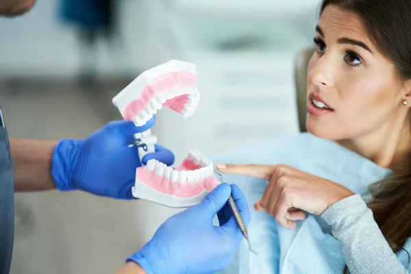 牙医办公室的男牙医对女牙医露出下巴 — 图库照片
