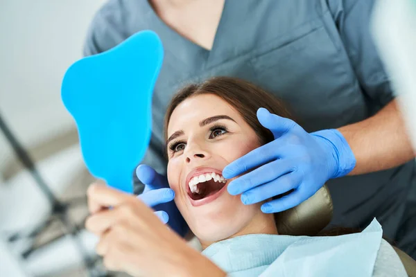 Male dentist and woman in dentist office — Stock Photo, Image