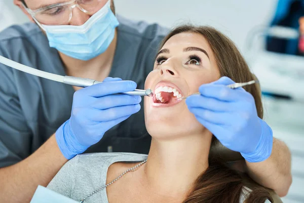 Άντρας οδοντίατρος και γυναίκα στο οδοντιατρείο — Φωτογραφία Αρχείου