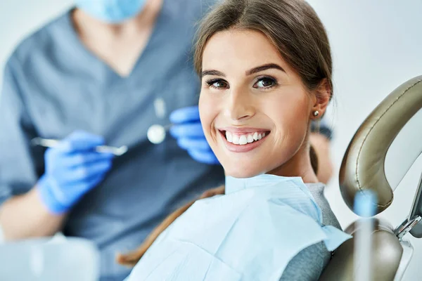 Dentista y mujer en el consultorio del dentista — Foto de Stock