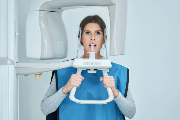 Стоматолог бере панорамний цифровий рентген пацієнтів зубів — стокове фото