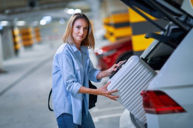 Yetişkin kadın turist yeraltı havaalanı otoparkında.