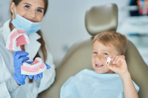 Mały chłopiec i kobieta dentysta w gabinecie dentystycznym — Zdjęcie stockowe