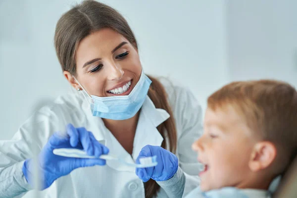Kleine Junge und Zahnärztin in der Zahnarztpraxis — Stockfoto