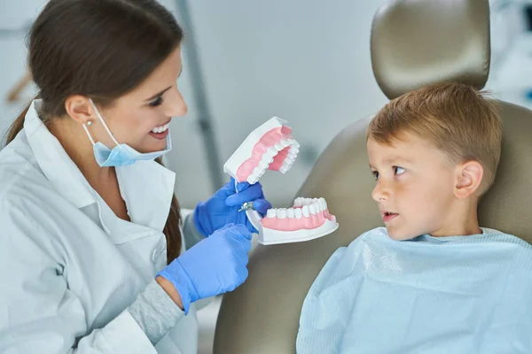 Petit garçon et femme dentiste dans le bureau des dentistes — Photo