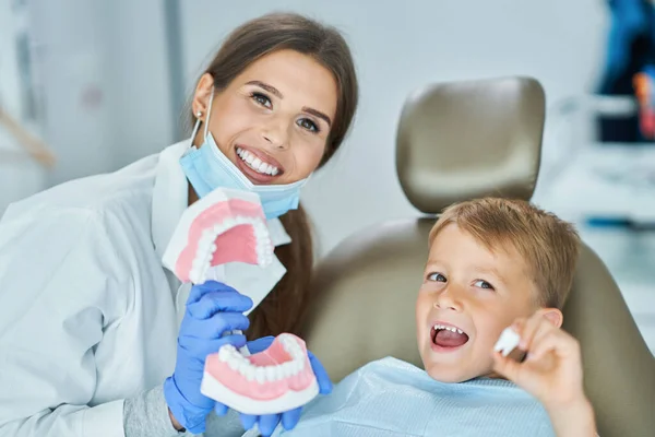 Petit garçon et femme dentiste dans le bureau des dentistes — Photo