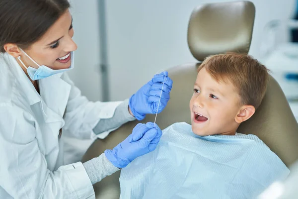 Menino e mulher dentista no consultório de dentistas — Fotografia de Stock