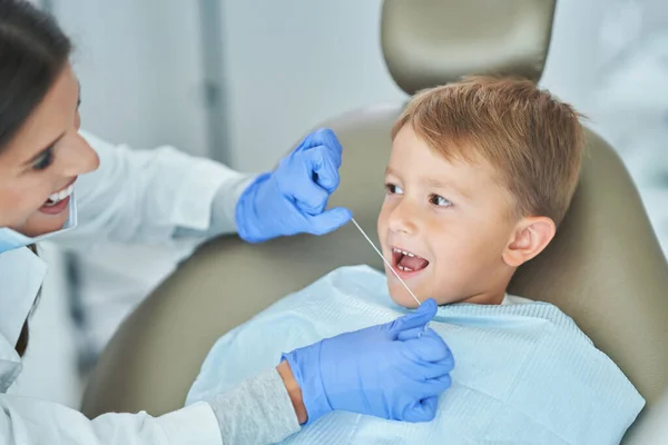 Petit garçon et femme dentiste dans le bureau des dentistes — Photo