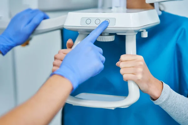 Dentista fazendo uma radiografia digital panorâmica dos dentes de um paciente — Fotografia de Stock