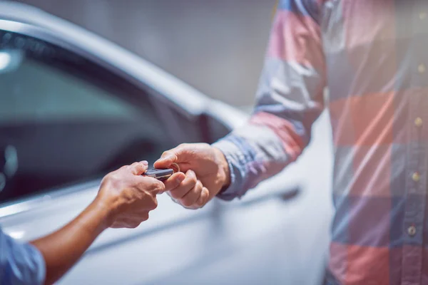 Rivenditore di auto dando le chiavi ad un cliente — Foto Stock