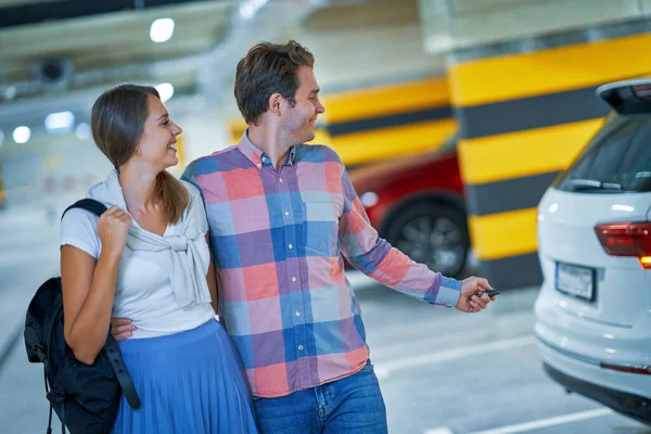 Adulto casal no estacionamento subterrâneo — Fotografia de Stock