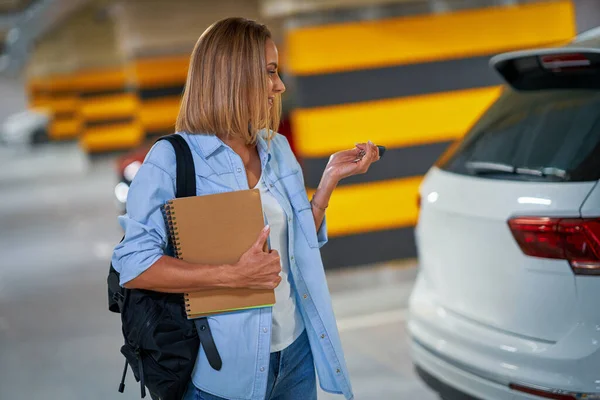 Estudante deixando carro no estacionamento subterrâneo — Fotografia de Stock