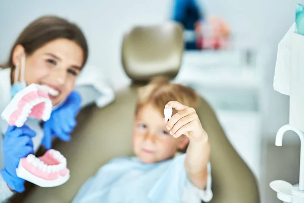 牙科诊所的男婴和女牙医 — 图库照片