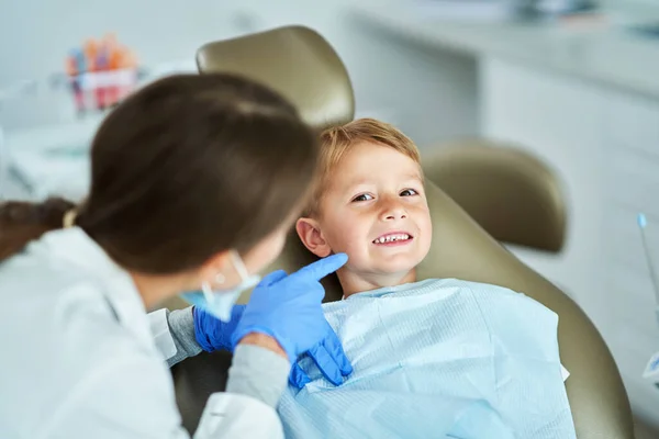 Anak kecil dan dokter gigi wanita di kantor dokter gigi — Stok Foto