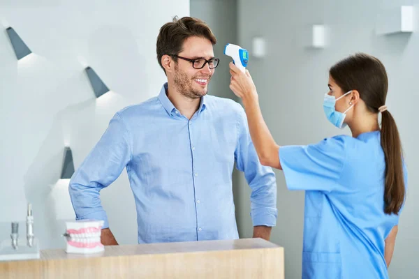 Patient mit Covid-19-Verfahren in Zahnklinik — Stockfoto