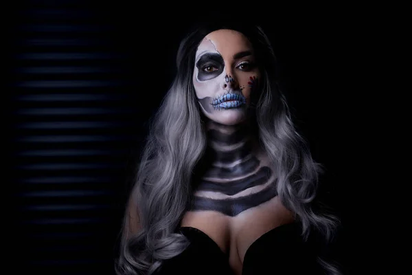 Portrait effrayant de femme dans le maquillage gotique d'Halloween — Photo