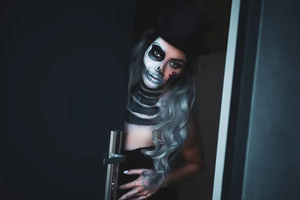 Τρομακτικό πορτρέτο της γυναίκας στο αποκριάτικο gotic makeup ανοίγοντας την πόρτα — Φωτογραφία Αρχείου