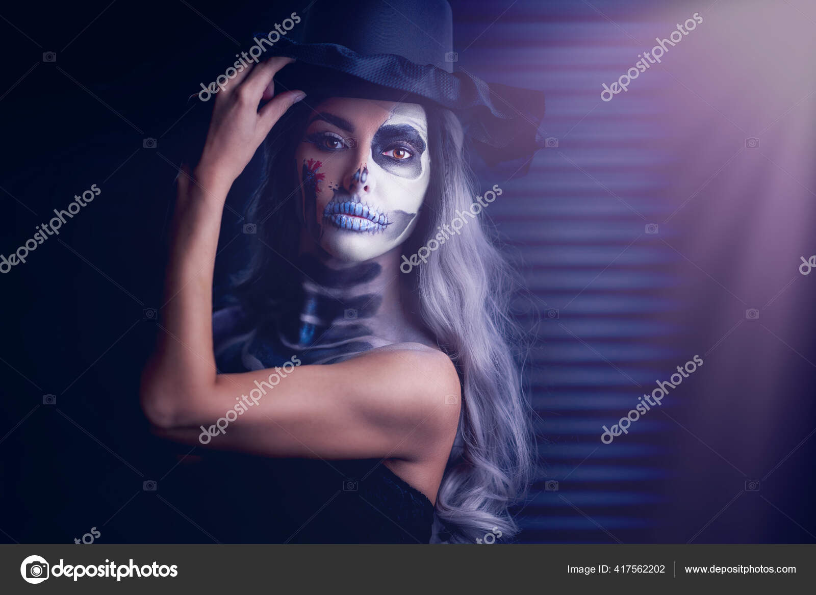 鬼鬼祟祟的女性画像 图库照片 C Macniak 鬼鬼祟祟的女性画像 图库照片 C Macniak
