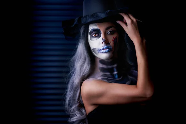 Retrato espeluznante de mujer en maquillaje gótico de Halloween — Foto de Stock
