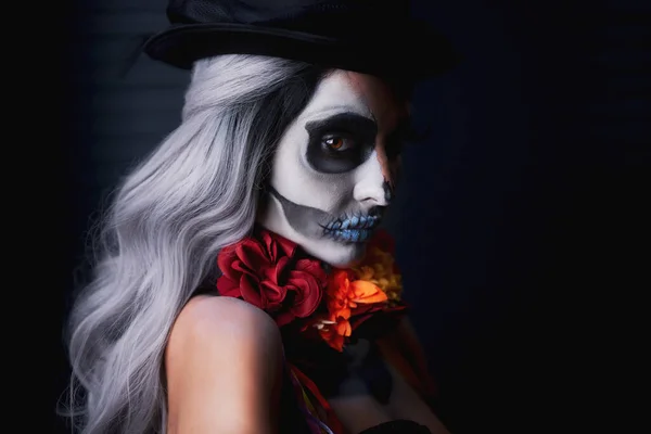 Retrato espeluznante de la mujer en el maquillaje de Halloween —  Fotos de Stock