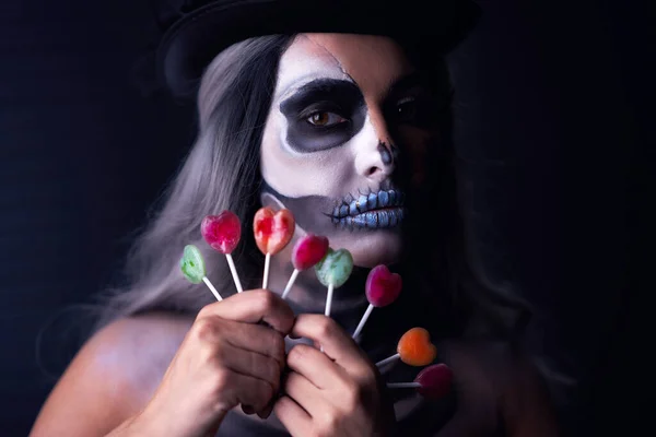 Retrato assustador de mulher em halloween maquiagem gótica segurando lillipops — Fotografia de Stock