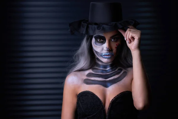 Retrato assustador de mulher em maquiagem gótica halloween — Fotografia de Stock