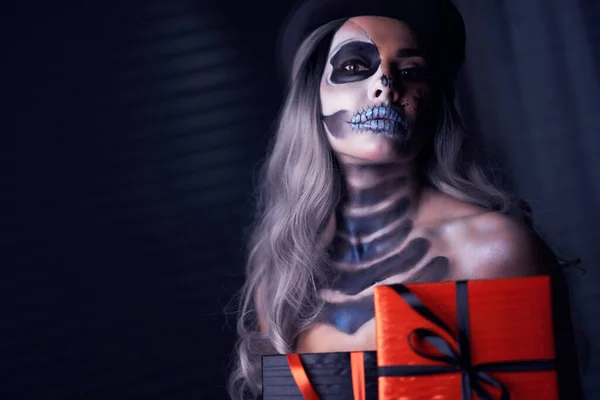 Gruseliges Porträt einer Frau in Halloween-Gotik-Make-up mit Geschenk — Stockfoto