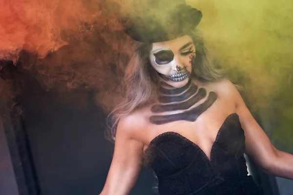 Retrato assustador de mulher em maquiagem gótica halloween — Fotografia de Stock