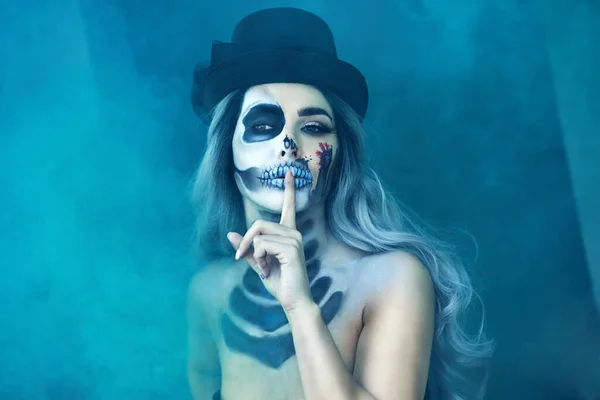 Gruseliges Porträt einer Frau in gotischem Make-up zu Halloween — Stockfoto