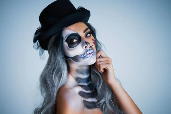 Upiorny portret kobiety w halloween egoistyczne makijaż — Zdjęcie stockowe