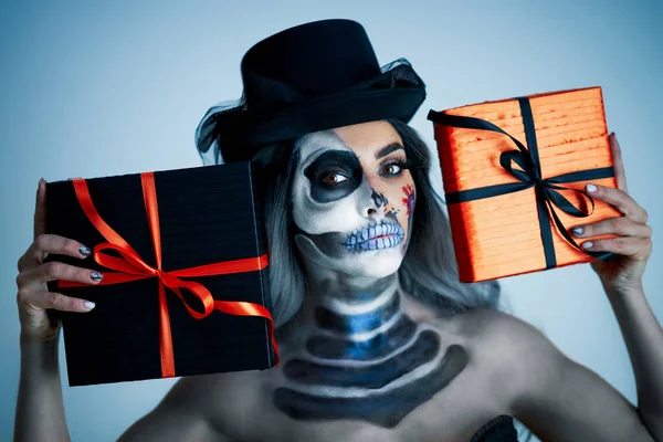 Portrait effrayant de femme dans le maquillage gotique halloween tenant présent — Photo