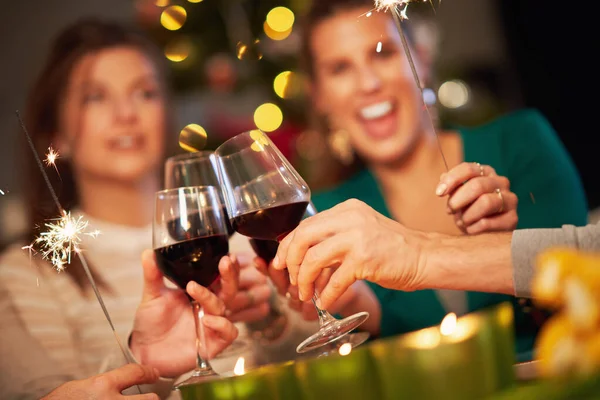 Grupo de amigos comemorando o Natal e bebendo vinho — Fotografia de Stock