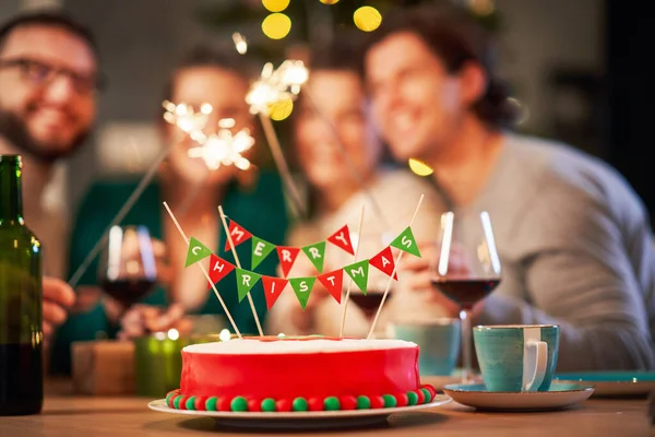 Grupp vänner firar jul hemma med tjusig tårta — Stockfoto