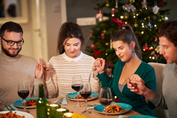 Skupina přátel modlí přes vánoční Díkůvzdání stůl doma — Stock fotografie