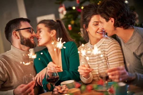 Grupo de amigos que celebran la Navidad en casa — Foto de Stock