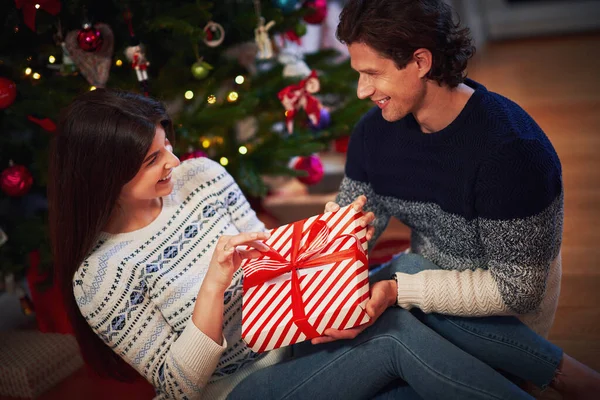 Casal adulto com presente sobre a árvore de Natal — Fotografia de Stock