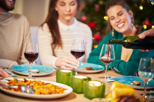 Baráti társaság otthon ünnepli a karácsonyt — Stock Fotó