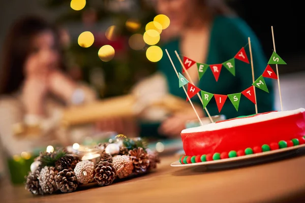 집에서 크리스마스를 축하하는 친구들이 비싼 케이크를 가지고 있다 — 스톡 사진