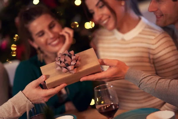 Groep vrienden met cadeautjes vieren Kerstmis thuis — Stockfoto