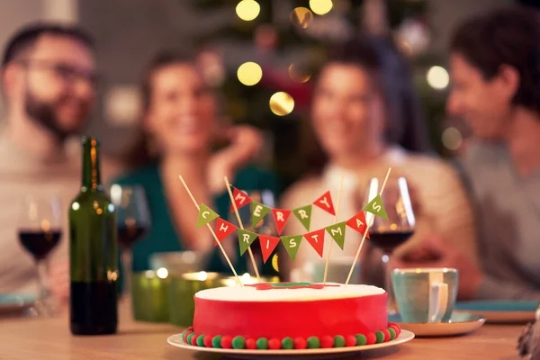 Skupina přátel slaví Vánoce doma s luxusní dort — Stock fotografie